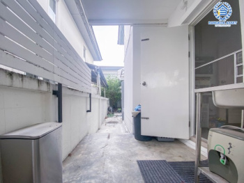 *****บ้านเดี่ยวมือสองย่านกรุงเทพฯ ม.โนเบิลจีโอ วัชรพล เนื้อที่กว้างขวางมากถึง 50.40 ตร.ว. ฟังก์ชัน 3 ห้องนอน 2 ห้องน้ำ ที่จอดรถ 2 คัน มีเรือนรับรอง ตั้งบนทำเลแห่งการเดินทาง ใกล้รถไฟฟ้าสายสีชมพู "สถานีวัชรพล" และทางด่วน "สุขาภิบาล5" จองเลย!